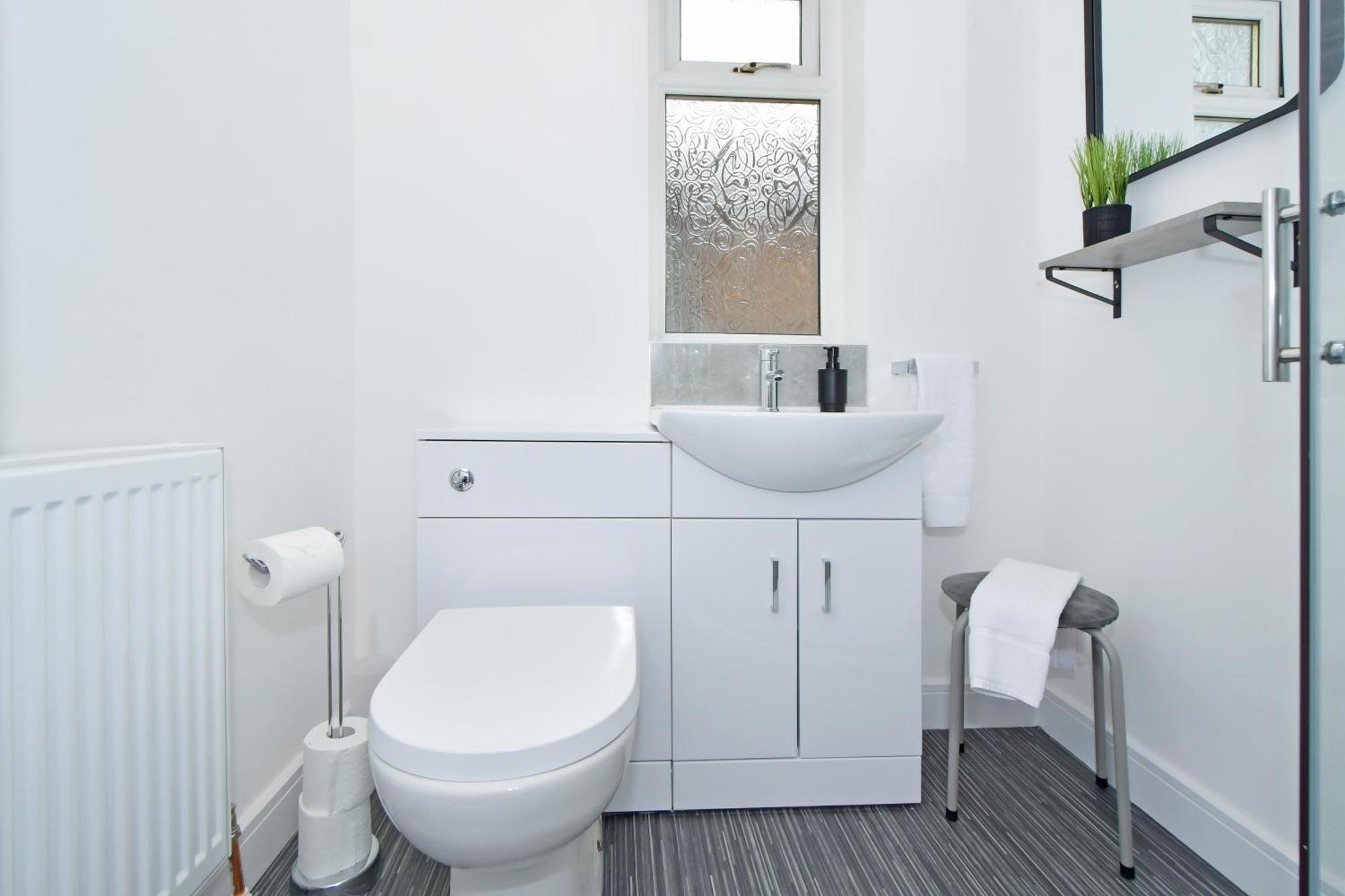 Sapphire Apartments By Yourstays - Luxury 2 Bedroom Apartments In Crewe Exteriör bild