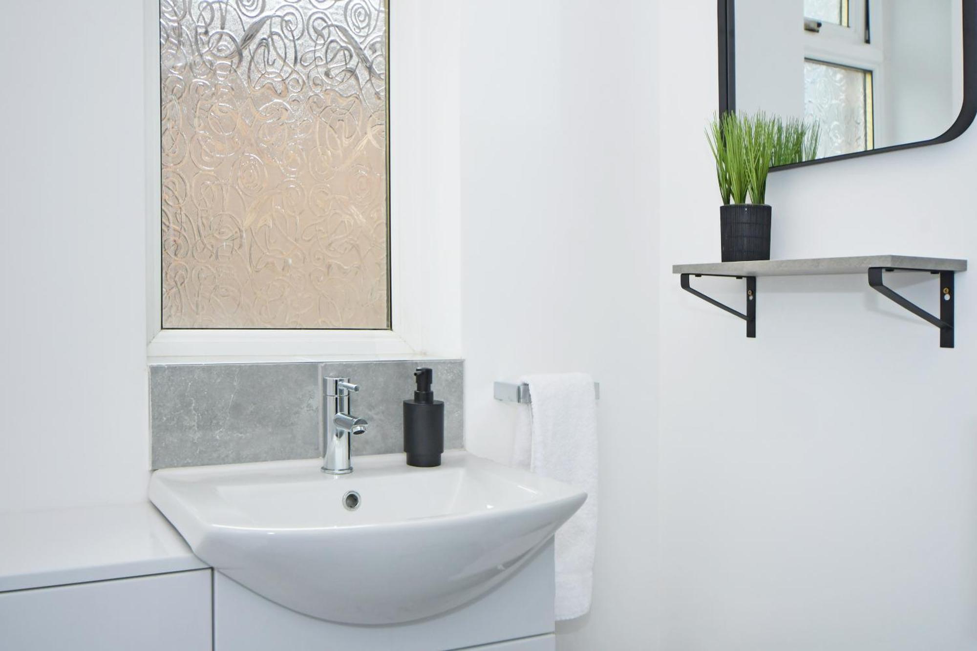 Sapphire Apartments By Yourstays - Luxury 2 Bedroom Apartments In Crewe Exteriör bild