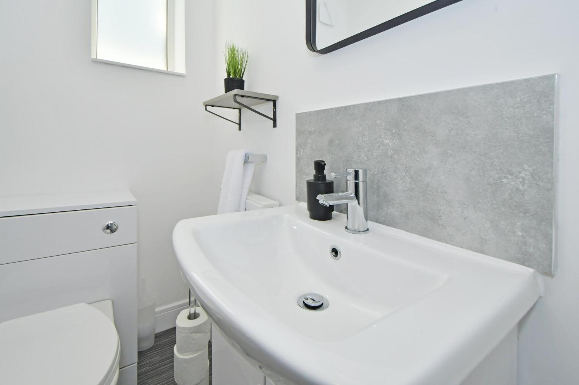 Sapphire Apartments By Yourstays - Luxury 2 Bedroom Apartments In Crewe Exteriör bild
