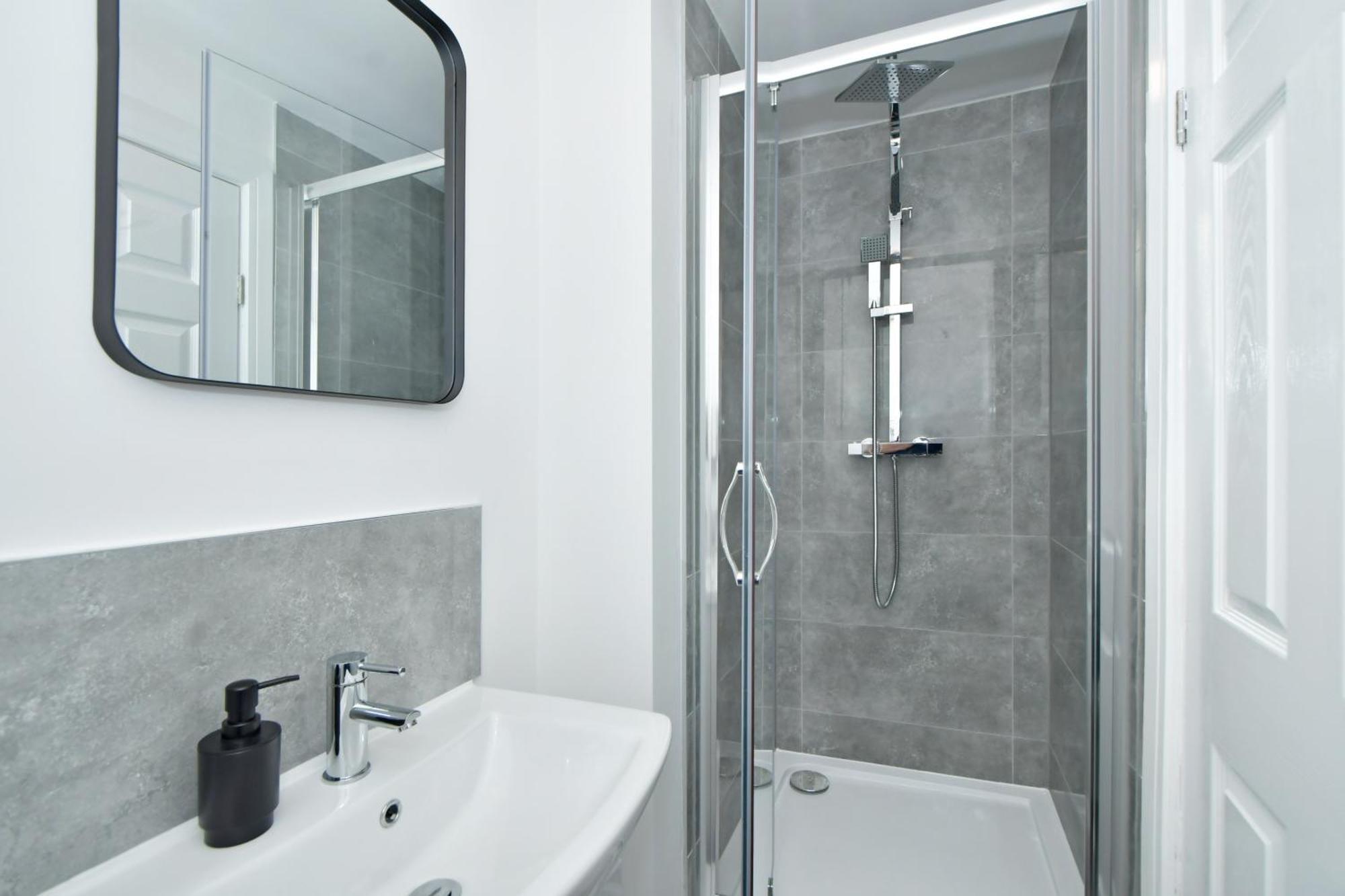 Sapphire Apartments By Yourstays - Luxury 2 Bedroom Apartments In Crewe Exteriör bild