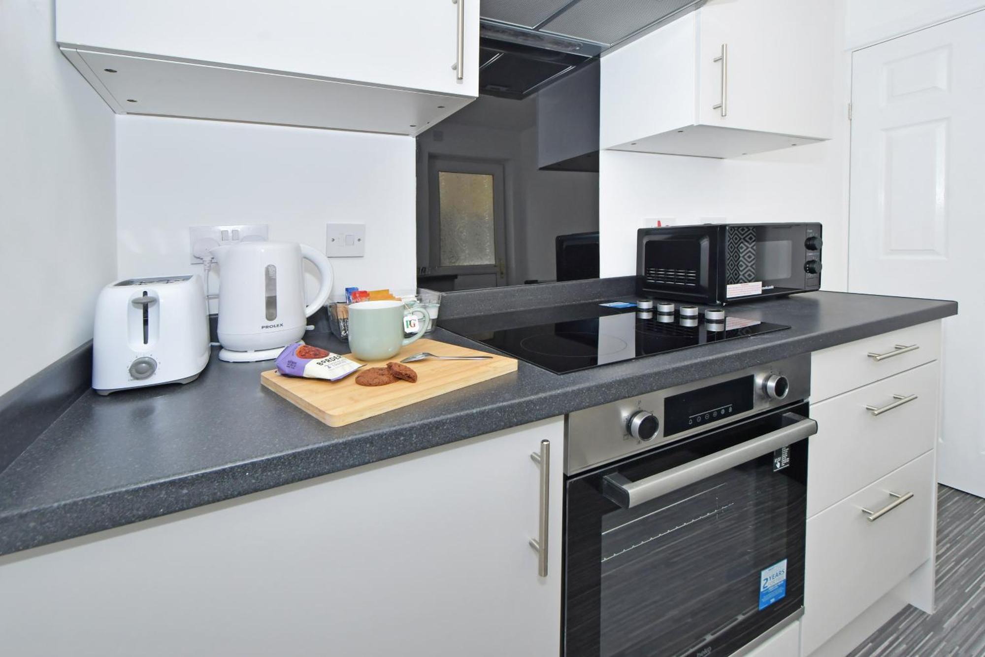 Sapphire Apartments By Yourstays - Luxury 2 Bedroom Apartments In Crewe Exteriör bild