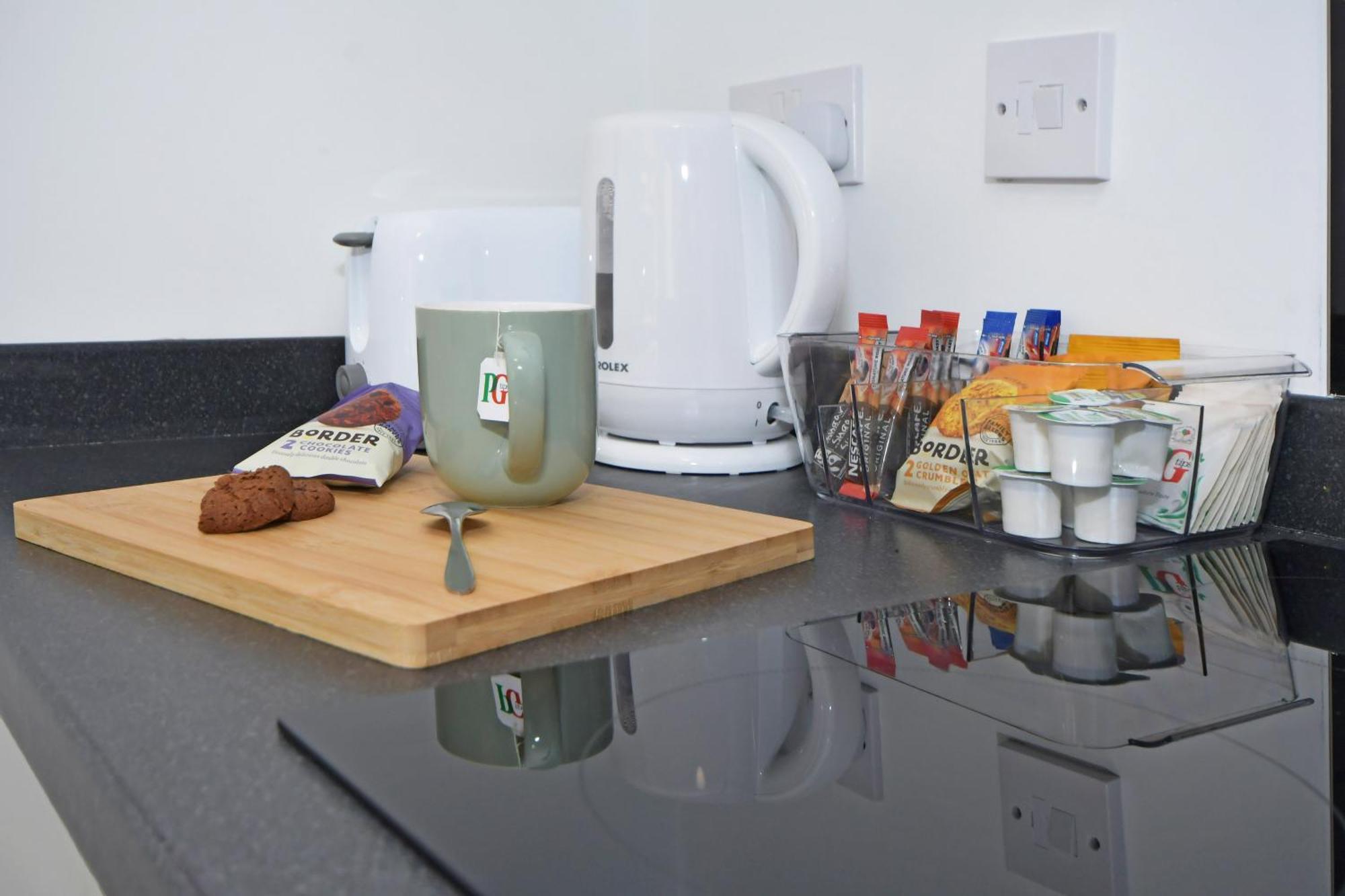 Sapphire Apartments By Yourstays - Luxury 2 Bedroom Apartments In Crewe Exteriör bild